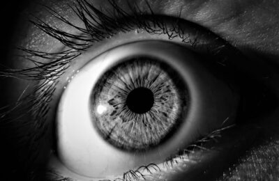 Durchblick im Büro: Vertragen sich Kontaktlinsen & PC-Arbeit?