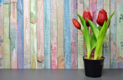 Dekorieren mit künstlichen Blumen, die wie echt aussehen