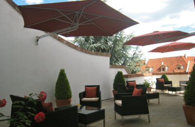 Platzsparend Sonnenschirm an die Wand anbringen