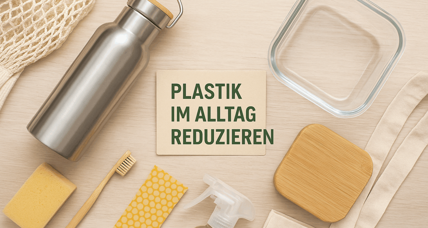Nachhaltige Alltagsprodukte wie Edelstahlflasche, Glasdose, Bienenwachstuch, Bambuszahnbürste und Stoffbeutel auf hellem Holztisch